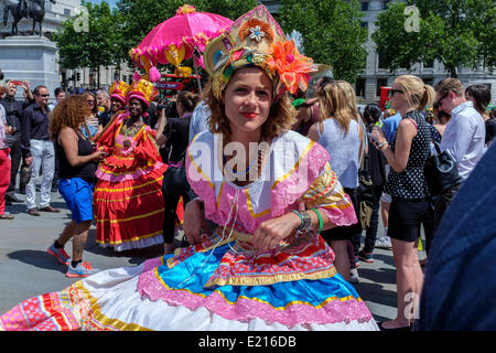 Maracatudo Mafua danseurs divertir les visiteurs à la fête du Brésil à Trafalgar Square, Londres, Royaume Uni au début de la Coupe du Monde de 2014. Maracatu est une danse folklorique avec des origines africaines, typique de la nord-est de l'état brésilien de Pernambuco. Des costumes élaborés et inhabituelle des mouvements de danse en font un plaisir visuel. Banque D'Images