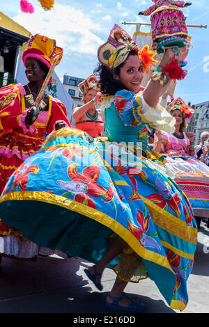 Maracatudo Mafua danseurs divertir les visiteurs à la fête du Brésil à Trafalgar Square, Londres, Royaume Uni au début de la Coupe du Monde de 2014. Maracatu est une danse folklorique avec des origines africaines, typique de la nord-est de l'état brésilien de Pernambuco. Des costumes élaborés et inhabituelle des mouvements de danse en font un plaisir visuel. Banque D'Images