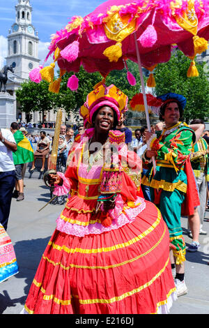 Maracatudo Mafua danseurs divertir les visiteurs à la fête du Brésil à Trafalgar Square, Londres, Royaume Uni au début de la Coupe du Monde de 2014. Maracatu est une danse folklorique avec des origines africaines, typique de la nord-est de l'état brésilien de Pernambuco. Des costumes élaborés et inhabituelle des mouvements de danse en font un plaisir visuel. Banque D'Images