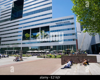 L'OIC sur la tour le Zuidas district financier d'Amsterdam, Pays-Bas, avec de nombreuses personnes profitant de l'ensoleillement. Banque D'Images