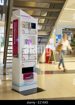 Station de charge pour les appareils mobiles dans le hall d'un établissement d'enseignement à Arnhem, Pays-Bas Banque D'Images