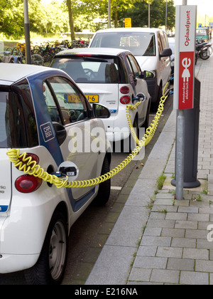 Voitures smart électrique de charge sur le Zuidas à Amsterdam, Pays-Bas Banque D'Images