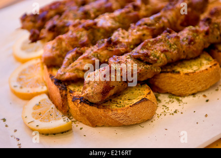 Brochettes souvlaki grec avec du pain et des citrons Banque D'Images