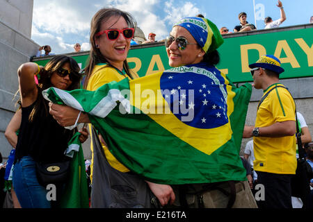 Deux jeunes femmes se drape dans le drapeau brésilien pendant les célébrations du Brésil à Trafalgar Square, Londres, UK Banque D'Images