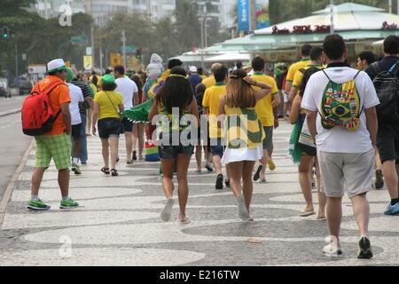 Rio de Janeiro, Brésil. 12 Juin, 2014. Les fans de football en direction de la FIFA Fan Fest à plage de Copacabana, avant le match d'ouverture entre le Brésil et la Croatie. Rio de Janeiro, Brésil, 12 juin, 2014. Crédit : Maria Adelaide Silva/Alamy Live News Banque D'Images