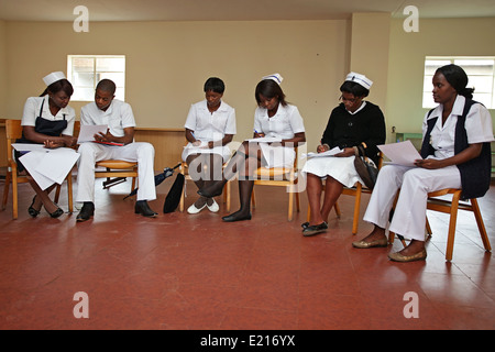 Les jeunes médecins et infirmières dans la formation, l'hôpital de mission de Kalene, Ikelenge District, Zambie, Afrique Banque D'Images