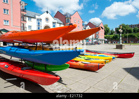 Location de kayaks à quai, Exeter, Devon, UK. Banque D'Images
