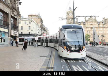 Image de la New Edinburgh Tramways service en opération sur la rue Princes street, dans la ville d'Edinburgh, Ecosse, Royaume-Uni. Banque D'Images