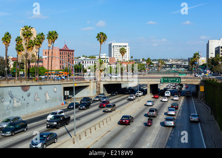 Los Angeles, d'une autoroute. La Santa Ana Freeway (US 101) vue depuis la N pont Broadway dans le centre-ville de Los Angeles, Californie, USA Banque D'Images