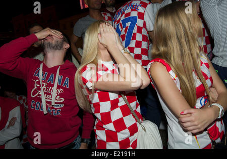 Zagreb, Croatie. 12 Juin, 2014. Les amateurs de football croate réagir tout en regardant le match télévisé entre la Croatie et le Brésil, à Zagreb, Croatie, 12 juin 2014. Des milliers de fans le jeudi regardé le match d'ouverture de la Coupe du Monde de la FIFA sur un grand écran à la place centrale de Zagreb. Crédit : Le Miso Lisanin/Xinhua/Alamy Live News Banque D'Images