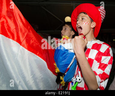 Zagreb, Croatie. 12 Juin, 2014. Les amateurs de football croate réagir tout en regardant le match télévisé entre la Croatie et le Brésil, à Zagreb, Croatie, 12 juin 2014. Des milliers de fans le jeudi regardé le match d'ouverture de la Coupe du Monde de la FIFA sur un grand écran à la place centrale de Zagreb. Crédit : Le Miso Lisanin/Xinhua/Alamy Live News Banque D'Images