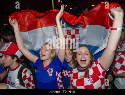 Zagreb, Croatie. 12 Juin, 2014. Les amateurs de football croate cheer tout en regardant le match télévisé entre la Croatie et le Brésil, à Zagreb, Croatie, 12 juin 2014. Des milliers de fans le jeudi regardé le match d'ouverture de la Coupe du Monde de la FIFA sur un grand écran à la place centrale de Zagreb. Crédit : Le Miso Lisanin/Xinhua/Alamy Live News Banque D'Images