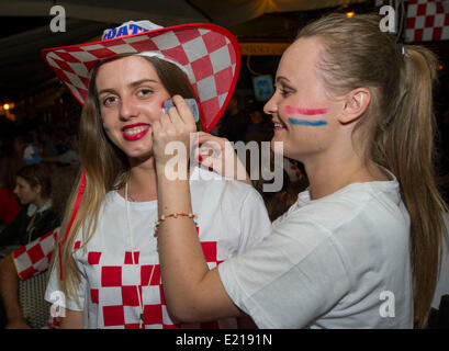 Zagreb, Croatie. 12 Juin, 2014. Les amateurs de football croate se préparer à un match entre la Croatie et le Brésil, à Zagreb, Croatie, 12 juin 2014. Des milliers de fans le jeudi regardé le match d'ouverture de la Coupe du Monde de la FIFA sur un grand écran à la place centrale de Zagreb. Crédit : Le Miso Lisanin/Xinhua/Alamy Live News Banque D'Images