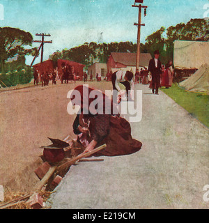 San Francisco les réfugiés qui campaient au bord de la route et de leurs rations alimentaires dans le caniveau après le séisme et l'incendie, Avril 1906 Banque D'Images