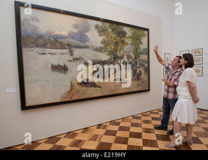 Zagreb. 12 Juin, 2014. Les visiteurs regarder une peinture lors d'une exposition marquant le 100e anniversaire du début de la Première Guerre mondiale, au Musée de l'histoire croate à Zagreb le 12 juin 2014. © Lisanin Miso/Xinhua/Alamy Live News Banque D'Images