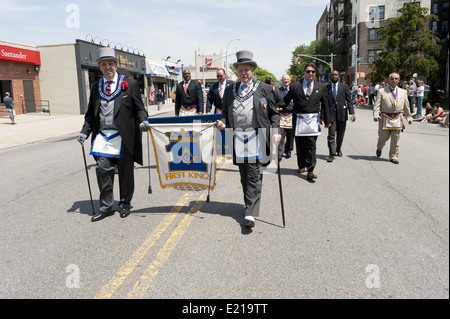 Francs-maçons mars dans la Kings County Memorial Day Parade dans la Section de Bay Ridge, Brooklyn, NY, 26 mai 2014. Banque D'Images