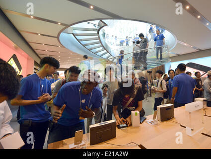 Tokyo, Japon. 13 Juin, 2014. L'escalier en spirale conduit les visiteurs au sous-sol du nouvel Apple Store ouvert à Tokyo, quartier chic d'Omotesando le vendredi, Juin 13, 2014. L'basemen niveau du nouveau point de vente au détail détient le Genius Bar, ainsi que la section accessoires. © Natsuki Sakai/AFLO/Alamy Live News Crédit : AFLO Co.,Ltd/Alamy Live News Banque D'Images