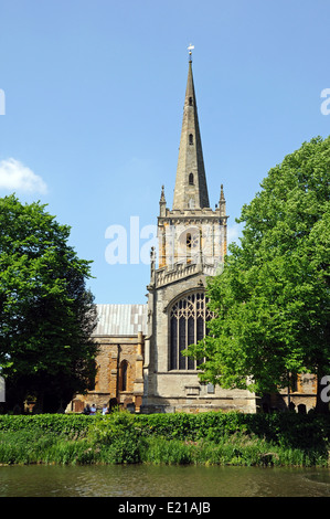 L'église Holy Trinity vu de l'autre côté de la rivière Avon, Stratford-Upon-Avon, dans le Warwickshire, Angleterre, Royaume-Uni, Europe de l'Ouest. Banque D'Images