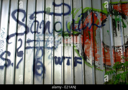 Un graffiti sur la porte de garage Banque D'Images