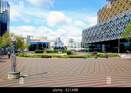 Vue sur Centenary Square dont la CPI, Symphony Hall, le théâtre de répertoire et la Bibliothèque de Birmingham, Birmingham, Royaume-Uni. Banque D'Images