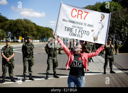 Campinas, São Paulo, Brésil. 11 Juin, 2014. Portugal fans à l'aéroport de Viracopos Campinas en attente de l'arrivée de l'équipe nationale de football portugais. Crédit : Bruno Colaco/ZUMA/ZUMAPRESS.com/Alamy fil Live News Banque D'Images