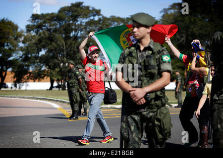 Campinas, São Paulo, Brésil. 11 Juin, 2014. Portugal fans à l'aéroport de Viracopos Campinas en attente de l'arrivée de l'équipe nationale de football portugais. Crédit : Bruno Colaco/ZUMA/ZUMAPRESS.com/Alamy fil Live News Banque D'Images