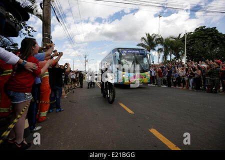 Campinas, São Paulo, Brésil. 11 Juin, 2014. Monter la garde de police comme le Portugal fans attendent l'arrivée de l'équipe nationale de football portugais à l'aéroport de Viracopos. Crédit : Bruno Colaco/ZUMA/ZUMAPRESS.com/Alamy fil Live News Banque D'Images