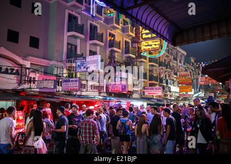 Une partie de la rue la nuit pour les touristes étrangers et les jeunes thaïlandais bar extérieur de Khao San Road, à Bangkok, Banglamphu. Banque D'Images