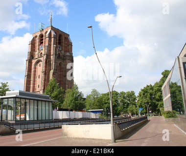 Oldehove Tower à Leeuwarden, Frise, Pays-Bas à Oldehoofster square. Datant du 16e siècle, célèbre monument de la capitale frisonne Banque D'Images