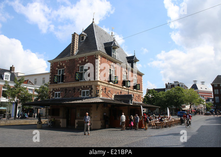 Fin du 16e siècle bâtiment Waag (balance, pesage house) à Waagplein à Leeuwarden, aux Pays-Bas, un point de repère important Banque D'Images