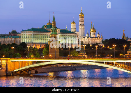 Moscou, le Kremlin et la rivière Moscva par nuit Banque D'Images