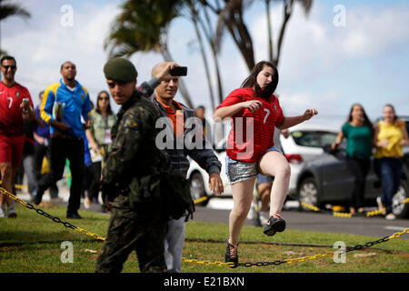 Campinas, São Paulo, Brésil. 11 Juin, 2014. Portugal fans courir vers le bus à Campinas après l'arrivée de l'équipe nationale de football portugais, choisie pour être le siège de l'équipe lors de la Coupe du Monde 2014. Crédit : Bruno Colaco/ZUMA/ZUMAPRESS.com/Alamy fil Live News Banque D'Images