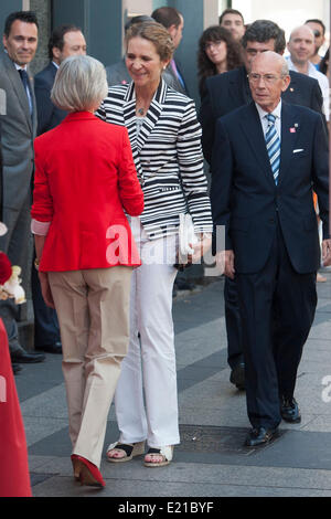 Madrid, Espagne. Le 12juin 2014. La princesse Elena d'Espagne participe à la journée caritative 'Caritas' à la Calle de Alcalá, 12 juin 2014 à Madrid, Espagne : dpa Crédit photo alliance/Alamy Live News Banque D'Images