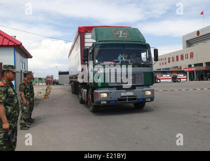 Horgos, la Région Autonome Uygur du Xinjiang. 12 Juin, 2014. Un camion avec des chevaux Akhal-Teke à bord entre dans le port d'Horgos, nord-ouest de la Chine, la Région autonome du Xinjiang Uygur, 12 juin 2014. Un total de 42 chevaux Akhal-Teke le jeudi ont été transportés à la Chine du Xinjiang après 5 jours de route de la Russie. Akhal-Teke, surnommé sang notamment en l' en Chine, est une race du Turkménistan. Ces chevaux sont considérés comme un des plus anciennes races de chevaux. © Xi Jinsheng/Xinhua/Alamy Live News Banque D'Images