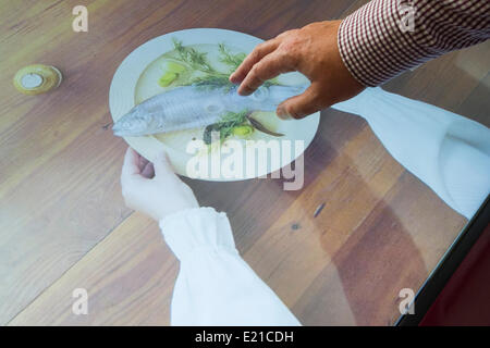 Mansfeld, Allemagne. 12 Juin, 2014. Un homme regarde une animation par ordinateur de la table à manger de l'ancienne maison familiale de Luther au cours d'une famille appuyez sur Aperçu de l'exposition Martin Luther "Ich bin ein Mansfeldisch Genre' (lit. Je suis un enfant de Mansfeld) dans Mansfeld, Allemagne, 12 juin 2014. Photo : Jens Schlueter/dpa/Alamy Live News Banque D'Images