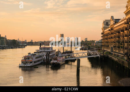 London, UK 13 Juin, 2014. Butlers Wharf jouit de aube lumière que Londres se réveille sur un beau matin d'été. Credit : Patricia Phillips/Alamy Live News Banque D'Images