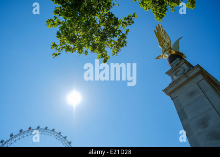 La Royal Air Force Memorial et London Eye vu de Victoria Embankment, London, Angleterre, Royaume-Uni. Banque D'Images