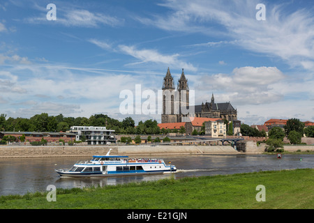 Elbe avec un bateau et une vue sur la cathédrale de Magdeburg, Allemagne Banque D'Images