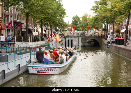 Alkmaar - Croisière sur le canal Banque D'Images