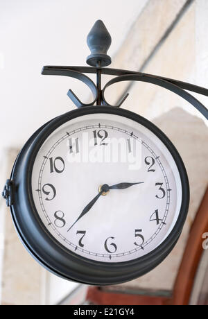 Horloge analogique à l'extérieur de près. Banque D'Images