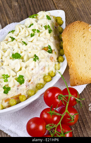 Les salades de légumes polonais avec de la mayonnaise Banque D'Images