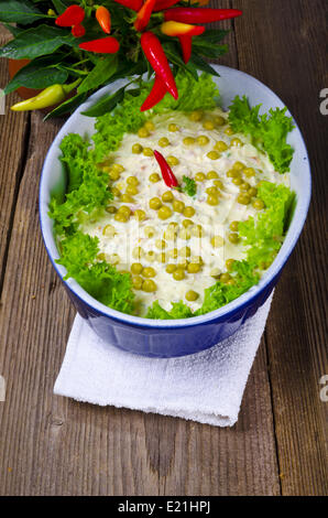 Les salades de légumes polonais avec de la mayonnaise Banque D'Images