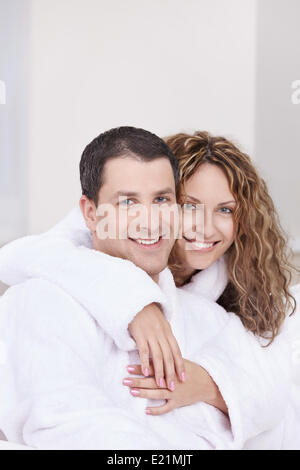 Young couple embracing in robes Banque D'Images