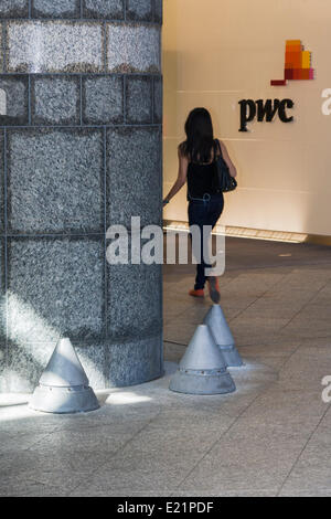 Londres, Royaume-Uni. 13 Juin, 2014. Fait à l'extérieur de bollards cabinet comptable PriceWaterhouseCoopers talus haut lieu des bureaux à Charing Cross, semblent avoir été placées pour empêcher les sans-abri de dormir dans l'abri fourni par l'entrée de l'édifice. Crédit : Paul Davey/Alamy Live News Banque D'Images