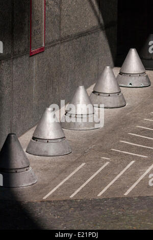 Londres, Royaume-Uni. 13 Juin, 2014. Fait à l'extérieur de bollards cabinet comptable PriceWaterhouseCoopers talus haut lieu des bureaux à Charing Cross, semblent avoir été placées pour empêcher les sans-abri de dormir dans l'abri fourni par l'entrée de l'édifice. Crédit : Paul Davey/Alamy Live News Banque D'Images