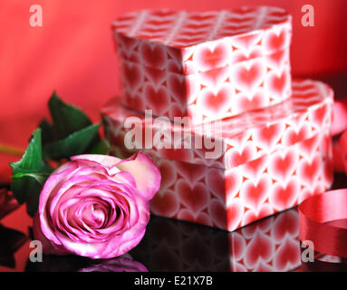 Rose rose et boîtes cadeaux Banque D'Images