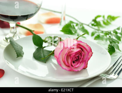 Dîner romantique avec rose sur une plaque Banque D'Images