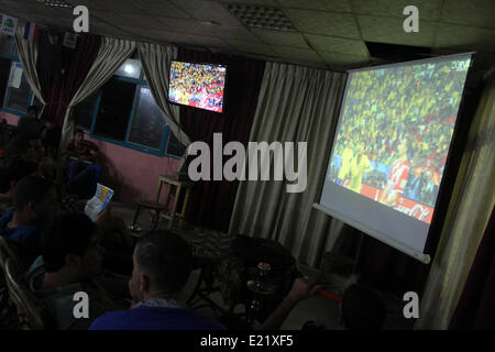 Gaza, bande de Gaza, territoire palestinien. 12 Juin, 2014. Palestiniens regarder le match d'ouverture de la Coupe du Monde 2014 entre le Brésil et la Croatie au Corinthiens Arena à Sao Paulo, dans un café de la ville de Gaza le 12 juin 2014. La Coupe du Monde de Football 2014 aura lieu au Brésil du 12 juin au 13 juillet 2014 : Crédit Mohammed Asad APA/Images/ZUMAPRESS.com/Alamy Live News Banque D'Images