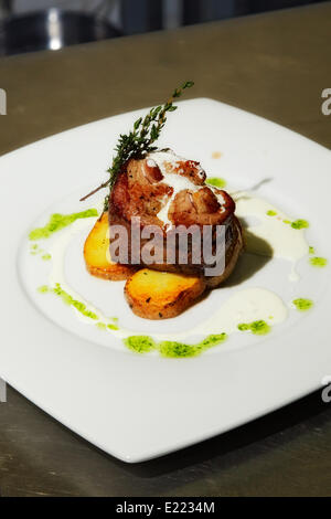 Rôti avec des pommes de terre on white plate Banque D'Images