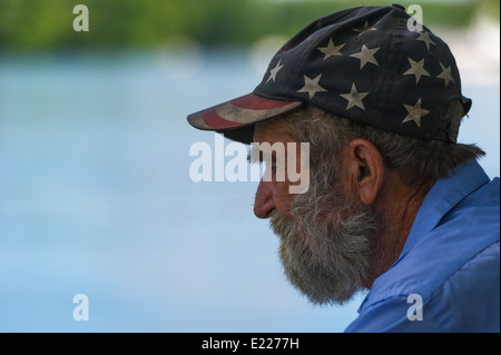 Plus un homme portant un chapeau et barbe patriotique Americana sur les rives de la rivière St.Johns dans le centre de la Floride, USA Banque D'Images